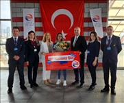 <span>İZBAN’IN 900 MİLYONUNCU YOLCUSU NAZLICAN ALİN OLDU  </span><br />İzmir’e 30 Ağustos 2010’da “merhaba” diyen İZBAN, geride kalan 13 yıllık süreçte 900 milyon yolcuya ... <br /> 